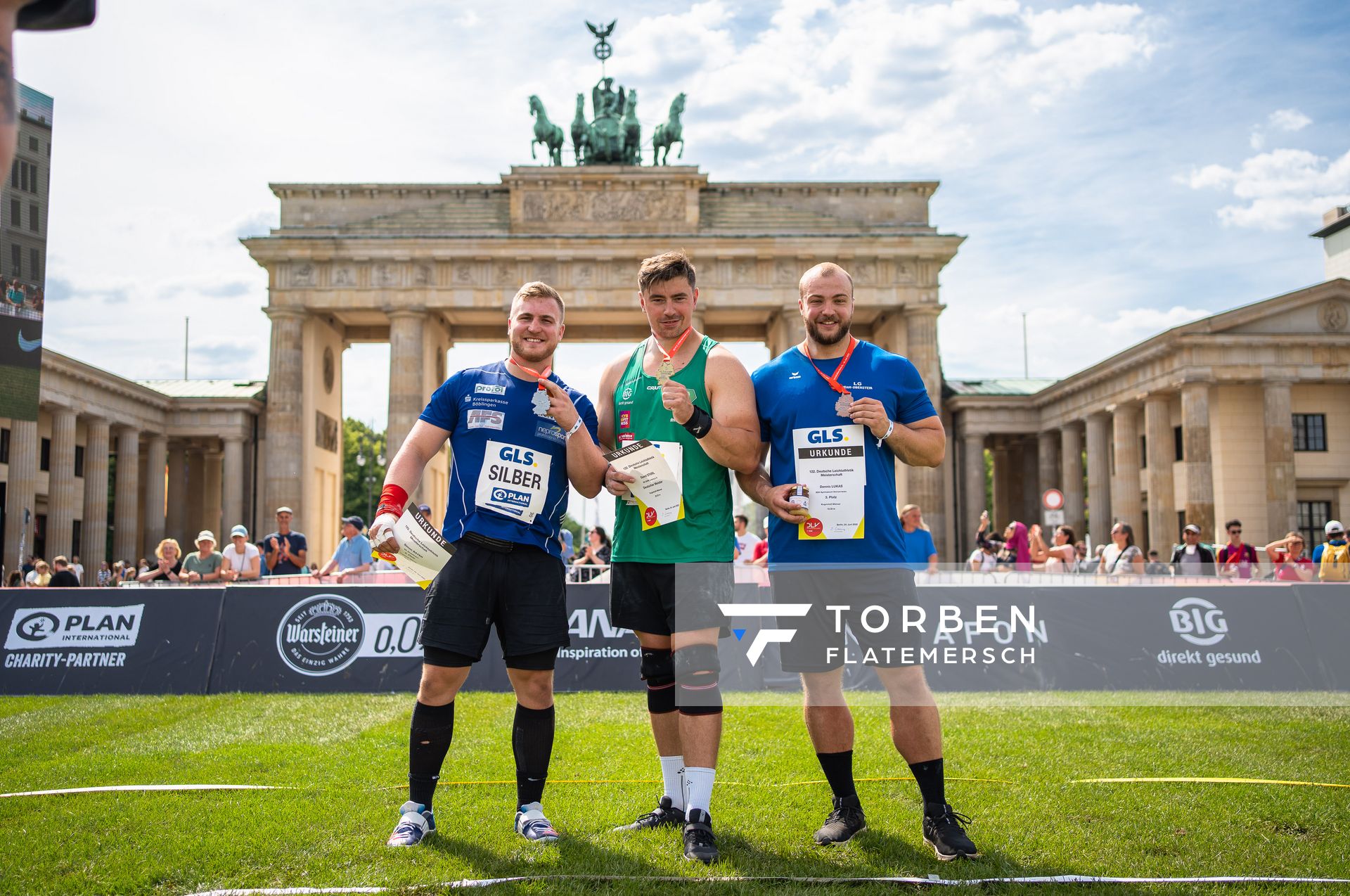 Simon Bayer (VfL Sindelfingen), David Storl (SC DHfK Leipzig) und Dennis Lukas (SSV Gymnasium Heinzenwies) beim Kugelstossen waehrend der deutschen Leichtathletik-Meisterschaften auf dem Pariser Platz am 24.06.2022 in Berlin